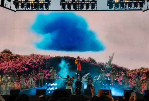Jadi Penyanyi Pertama Indonesia Tampil di Coachella 2022, Niki Bawakan Lagu 'Sempurna' Andra & The Backbone
