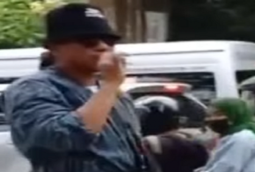 Gagah dan Berani! Pria Bersarung Hadang Pengendara Motor 'Nakal' yang Masuk Jalur Pejalan Kaki di Cikini Raya