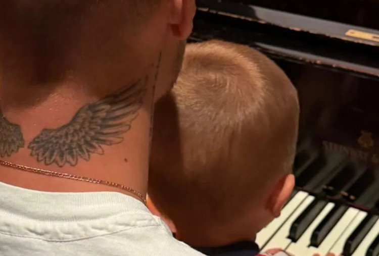 Ajari Anak Bermain Piano, Hailey Puji Justin Bieber Ayah Terbaik