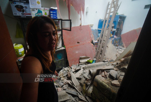 Elis menunjukan kamarnya dengan kondisi atap rumah yang jatuh menimpa prabotan kamarnya saat
pembongkaran rumah eks lokalisasi Dolly Surabaya, Jawa Timur, Kamis (6/10/2022) yang nyaris kedua anaknya menjadi korban tertimpa atap rumah dari pembongkaran tersebut. 
