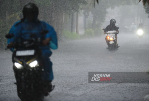 Sejumlah kendaraan menembus hujan di jalan Sawunggaling, Surabaya, Jawa Timur, Rabu, 21 Februari 2024.

Badan Meteorologi, Klimatologi, dan Geofisika (BMKG) memperkirakan hujan berintensitas ringan hingga lebat yang disertai petir berdurasi singkat terjadi di sebagian besar wilayah Kota Surabaya. (Julian Romadhon/Harian Disway)