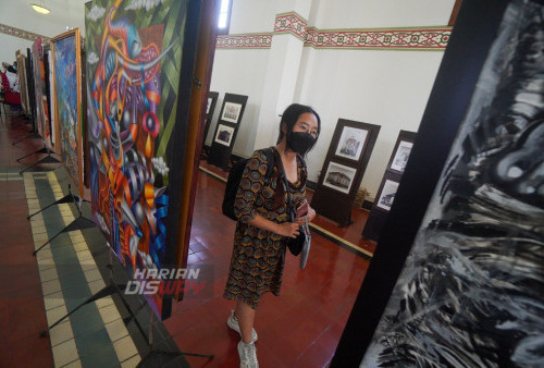 Sebanyak 60 pelukis memajangkan karya lukisnya di De Javasche Bank, Surabaya, Jawa Timur, Kamis 18 Agustus 2022. Pameran yang diikuti perupa dari berbagai daerah di Indonesia tersebut bertakjuk The Freedom of Art from De Javasche Bank sebagai tanda kegairahan dunia seni rupa yang sempat lesu dihantam pandemi dan memperingati HUT RI ke-77.
