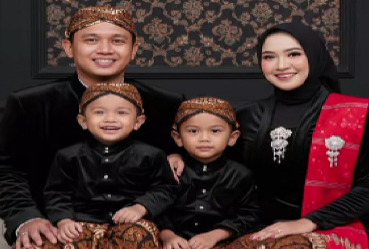 Rahasia 4 Prompt Gemini AI untuk Foto Keluarga Adat Jawa yang Penuh Makna