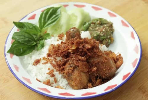 Resep Ayam Goreng Serundeng Bawang Ala Chef Devina Hermawan, Lengkap dengan Sambal!