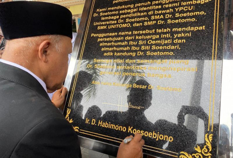 Unitomo Terima Maklumat Keluarga Dr Soetomo