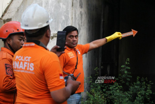 Api pokok berhasil dipadamkan sekitar pukul 04.34 WIB. Kemudian proses pembasahan selesai dan situasi dinyatakan kondusif pukul 05.11 WIB. Sembilan unit tempur dan lima unit tim rescue diterjunkan untuk memadamkam rumah seluas 15 meter x 30 meter tersebut. (Julian Romadhona/Harian Disway)
