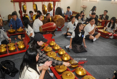 Sejumlah mahasiswa dan dosen asing menabuh gamelan saat mengikuti Pengenalan Kebudayaan Indonesia yang  di SMP Nation Star Academy Surabaya, Jawa Timur, Selasa, 30, Januari 2024. 

Sebanyak 33 mahasiswa dan dosen asing dari Thailand, China, Vietnam, Filipina, Malaysia, Taiwan, Korea Selatan, dan Myanmar mengikuti Program yang adakan oleh ITS bekerjasama dengan SMP Nation Star Academy di Direktorat Kemitraan Global (DKG) dalam Program Internasional Jangka yaitu Community and Technological Camp (CommTACH) untuk mengenal kebudayaan Indonesia seperti karawitan, Angklung dan Kulintang. (Julian Romadhon/Harian Disway)