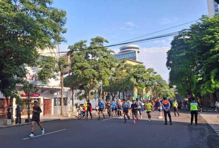 Car Free Day Tunjungan Diramaikan 1.000 Orang, Warga Berolahraga sambil Salam-Salaman