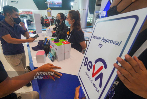 Pengunjung mengunjungi booth Seva untuk mencari informasi aplikasi Seva saat pameran otomotif GIIAS 2022 yang digelar di Grand City Surabaya, Jawa Timur, Jumat 16 September 2022. SEVA sendiri saat ini mayoritas membantu pembelian mobil dengah harga sekitar Rp150 juta sampai Rp 250 juta. 