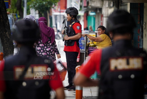 Personel Tim Anti Bandit Unit Resmob Satreskrim Polrestabes Surabaya berjaga di sentra penjualan perhiasan Jalan Blauran, Surabaya, Jawa Timur, Minggu (16/4/2023). Pengamanan yang dilakukan personel Tim Anti Bandit Unit Resmob Satreskrim Polrestabes Surabaya tersebut guna mengantisipasi terjadinya tindak kejahatan jelang Lebaran. (foto: Julian Romadhon)