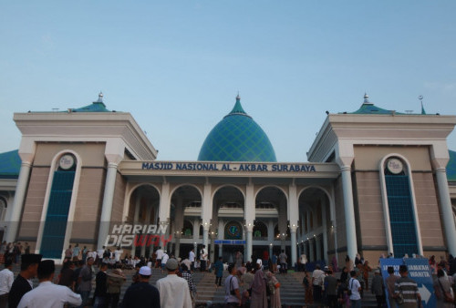 Umat Islam melakukan shalat Idul Adha di Masjid Al Akbar, Suirabaya, Jawa Timur, Kamis (29/6/2023). Shalat Idul Adha 1444 H yang dilakukan pada hari Jumat ini mengikuti tanggal yang ditetapkan oleh Pemerintah.