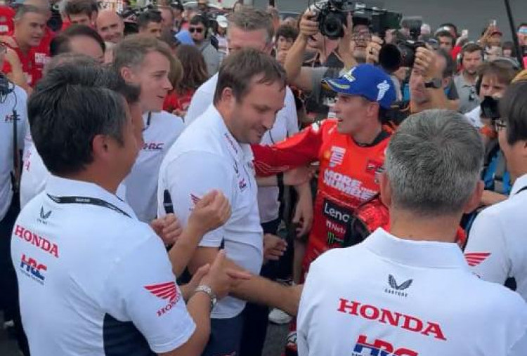 Momen Haru di Jepang: Honda Rayakan Gelar Dunia Marquez Meski Bukan Lagi Pembalapnya