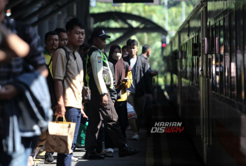 Kementerian Perhubungan (Kemenhub) merilis prediksi jumlah penumpang arus mudik dan balik Lebaran 2024 dengan moda transportasi kereta api. Menurut Kemenhub, diproyeksikan jumlah penumpang mencapai 33,72 juta orang.