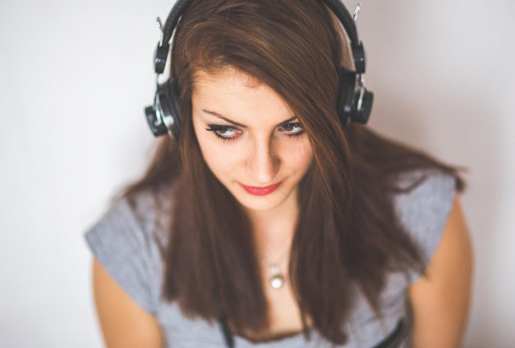 5 Rekomendasi Playlist Musik untuk Menenangkan Pikiran di Tengah Rutinitas Padat
