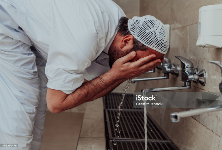 Begini Hukum Menelan Air Bekas Wudu saat Puasa, Banyak yang Belum Tahu