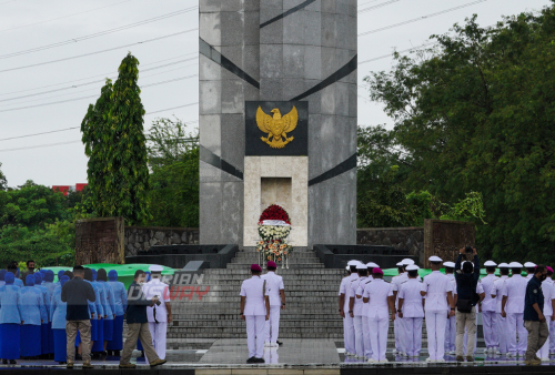 Anggota TNI AL mengikuti Upacara menabur bunga di Taman Makam Pahlawan (TMP) Sepuluh Nopember, Surabaya, Jawa Timur, Rabu (11/5). Kegiatan tersebut dalam rangka memperingati Hari Pendidikan TNI AL (Hardikal) ke-76 tahun 2022, yang diperingati setiap tanggal (12/5). Foto Julian Romadhon