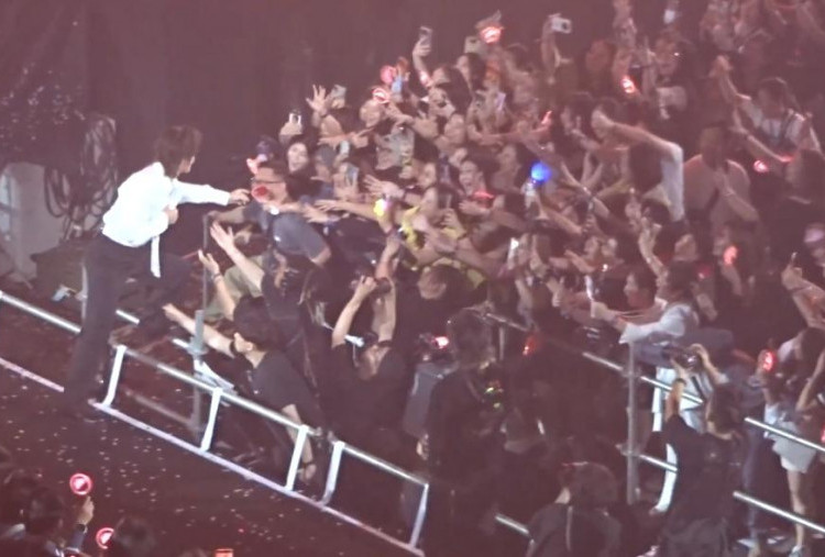 Momen Jerry Yan Nangis dan Ambil Bunga Mawar dari Fans di Konser F✦FOREVER, Kata-Katanya Bikin Meleleh