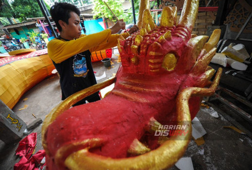 Pekerja Dinas Lingkungan Hidup (DLH) melakukan proses pembuatan replika Liong Naga Raksasa di Kantor Rayon Taman Pusat DKRTH Kota Surabaya, Jawa Timur, Rabu, 31 Januari 2024.

Replika Liong Naga Raksasa yang berkonsep 3 dimensi (3D) yang memiliki tinggi 6 meter dengan lebar kurang lebih 20 meter tersebut bakal dipasang di halaman Balai Kota Surabaya untuk menyambut perayaan Imlek yang jatuh pada tanggal 10 Februari 2024. (Julian Romadhon/Harian Disway)
