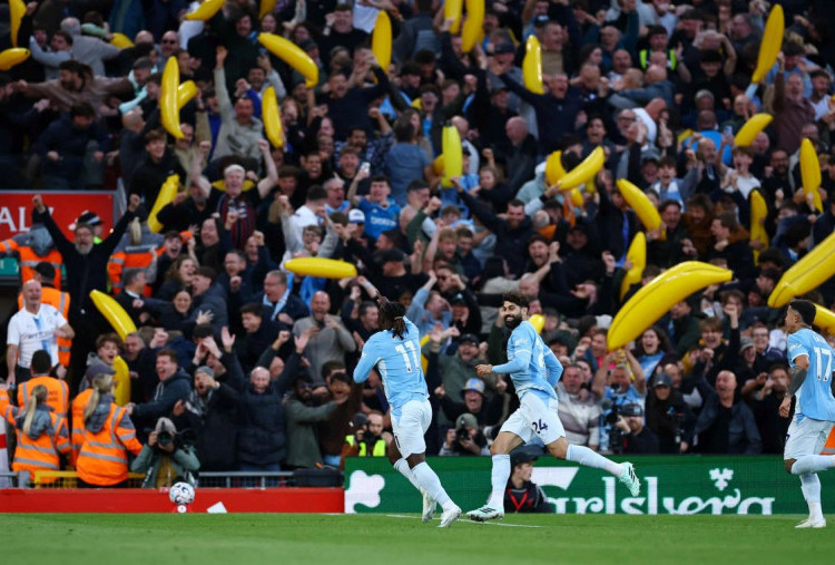 Suporter Man City Bawa Balon Pisang Saat Tandang ke Liverpool, Ini Penjelasannya