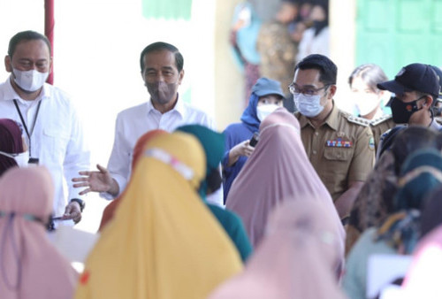 Ridwan Kamil Dampingi Jokowi Bagikan BLT dan Bantuan Modal Usaha Kepada Pedagang Pasar di Cirebon 