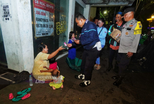 Sejumlah relawan gerakan anti narkoba yang tergabung di PANNA (Pergerakan Anti Narpza) didampingi petugas kepolisian dari Polsek Genteng Surabaya melakukan pembagian coklat dan bunga mawar kepada pengunjung atau warga Surabaya yang berada di sepanjang Jalan Tunjungan Surabaya, Jawa Timur, Selasa (14/2/2023) malam. Relawan gerakan anti narkoba yang tergabung dari PANNA membagikan sebanyak 225 coklat dan 50 bunga mawar kepada warga Surabaya yang berada di Jalan Tunjungan tersebut bertemakan Sayangi Diri, Jauhi Narkoba. (foto: Julian Romadhon)