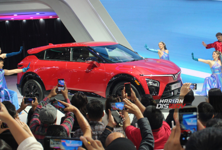 Di Indonesia, VinFast VF 7 Eco ditawarkan dengan harga mulai dari Rp499.000.000, sedangkan varian VF 7 Plus dibanderol Rp599.000.000. Kedua harga tersebut merupakan on the road (OTR) dan sudah termasuk baterai.