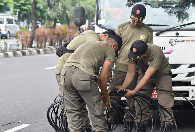 Satpol PP Surabaya Sikat Belasan Tiang dan  Kabel FO Ilegal di Panjang Jiwo 