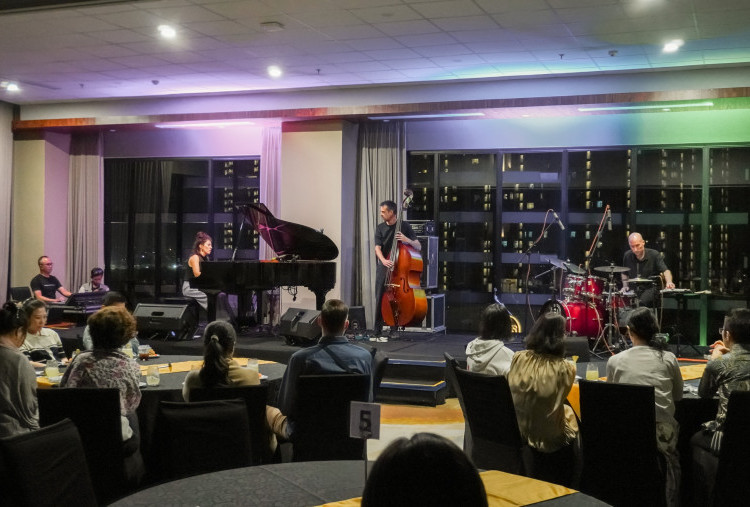 Malam Penuh Pesona, Whiz Luxe Hotel Spazio Surabaya dan IFI Hadirkan Rogue dalam Jazz Night Vol. 2