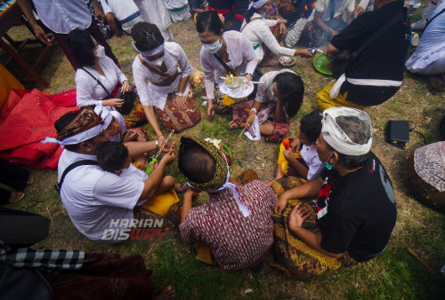 Tadisi ngaben Umat Hindu adalah pelaksanaan upacara yang dilaksanakan untuk memulangkan atau mengembalikan Atma/roh leluhur, yang dapat diartikan dalam Bahasa Hindu sebagai Pelebon yaitu ke tempat asalnya.