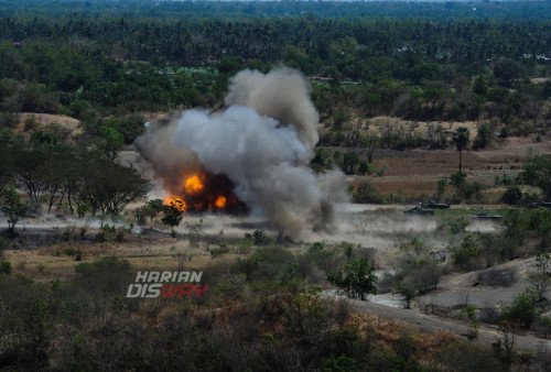 Sasaran diledakkan menjelang pendaratan pasukan marinir di Pantai Banongan saat Latihan Gabungan (Latgab) TNI di Situbondo, Jawa Timur, Selasa  1 Agustus 2023. Operasi darat itu merupakan bagian dari Latihan Gabungan TNI 2023 yang diikuti Angkatan Darat, Angkatan Laut dan Angkatan Udara. (Julian Romadhon/Harian Disway)

