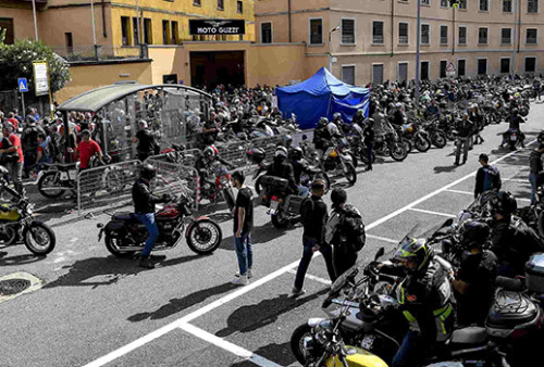 Moto Guzzi Bakalan Sulap Mandello Jadi Pusat Sepeda Motor Dunia Saat Perayaan Satu Abadnya