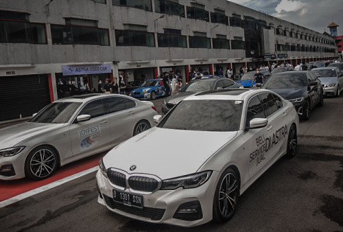 Mobil BMW para konsumen siap menjalani sesi circuit driving experience di Joyfest BMW Astra Driving Experience 2022.