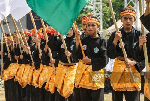 Atraksi Nusa Wiraga dari Pagar Nusa sebagai penutup acara Ijazah Kubro dan Pengukuhan Pimpinan Pusat Pagar Nusa di Lapangan Jala Krida Mandala, Surabaya, Jawa Timur, Minggu 22 Oktober 2023. Pelaksana Ijazah Kubro dan Pengukuhan Pimpinan Pusat Pagar Nusa 2023 yang dihadiri sebanyak 25.000 pendekar Pagar Nusa, diantaranya termasuk 450 Pasukan Inti Pagar Nusa yang menjadi tim keamanan. (Moch Sahirol/Harian Disway)
