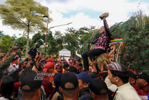 Walikoota Surabaya, Eri Cahyadi membawa tropi simbol penghargaan Adipura Kencana diatas dadak merak saat tiba di Balai Kota Surabaya, Jawa Timur, Rabu (1/3/2023). Pemerintah Kota (Pemkot) Surabaya mendapatkan penghargaan Adipura Kencana. Penghargaan itu diberikan oleh Pemerintah karena dinilai berhasil menangani permasalahan kebersihan serta pengelolaan lingkungan di Kota Pahlawan. (foto: Moch Sahirol Layeli)