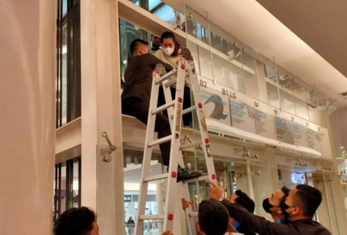 10 Orang Saat Dievakuasi dari Dalam Lift Mall Macet di Purwokerto  
