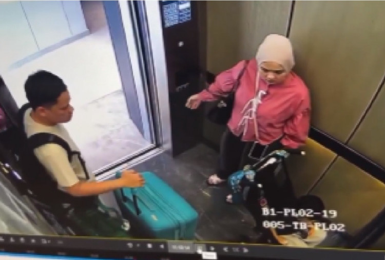 Viral CCTV di Lift Malaysia! Orang Tua Diduga WNI Siksa Balita di Stroller, Picu Kecaman Warganet