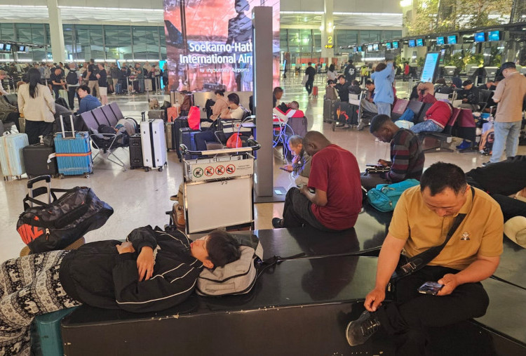 Gagal Terbang ke Bali Imbas Erupsi Anak Krakatau, Tati Pilih Menginap Dekat Bandara Soetta