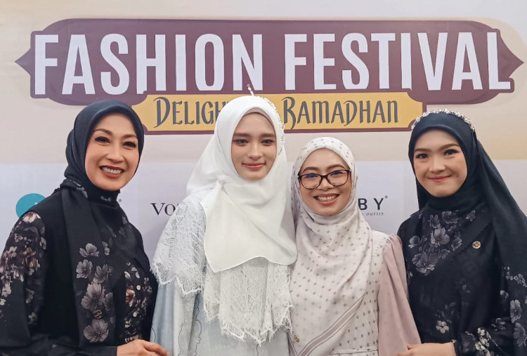 Sambut Bulan Ramadan dan Idul Fitri, Inara Rusli Pamerkan Busana Muslim di Ajang Nobby Fashion Festival