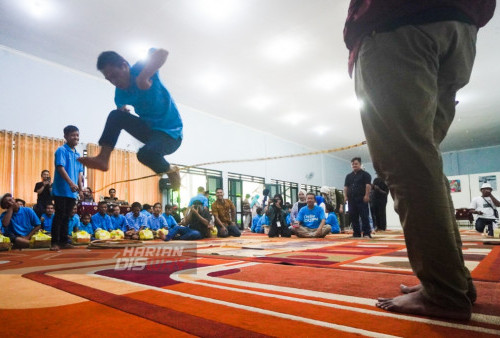 Sejumlah anak berkebutuhan khusus bermain permainan tradisional di UPTD. Kampung Anak Negeri Surabaya di Jalan Villa Kalijudan, Surabaya, Jawa Timur, Minggu (4/12/2022).