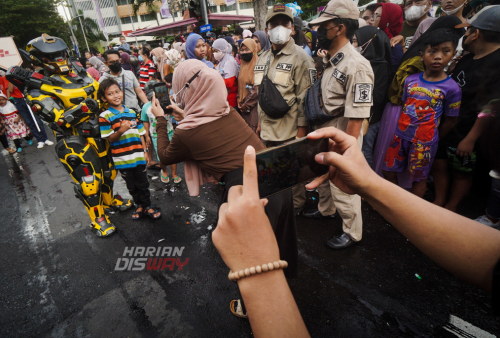 Warga memadati jalan Gubernur Suryo menyaksikan pawai mobil hias saat digelar Surabaya Vaganza di Surabaya, Jawa Timur, Sabtu 28 Mei 2022. Ribuan warga memadati kawasan tersebut lantaran Pemerintah Kota (Pemkot) Surabaya kembali menggelar kegiatan untuk menyambut Hari Jadi ke-729 Kota Surabaya, yang sempat ditiadakan karena pandemi COVID-19. Foto: Julian Romadhon
