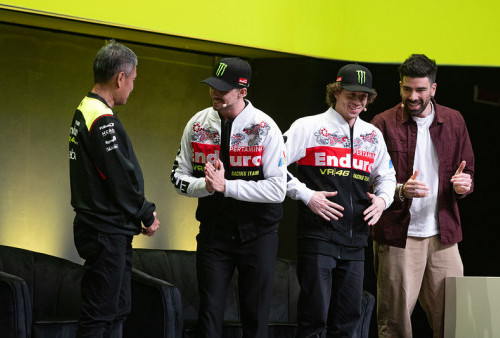 Dua pembalap Pertamina Enduro VR46 Racing Team, yaitu Fabio di Gianantonio dan Marco Bezzecchi mendapat jaket spesial dengan motif batik dari Presiden Direktur PT Pertamina Lubricants, Werry Prayogi