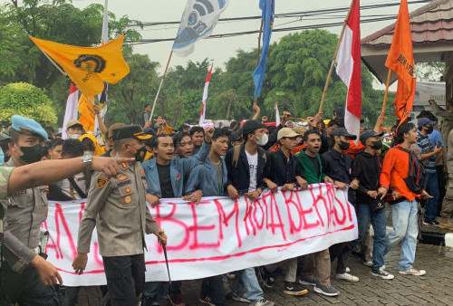 Ribuan Masa Aliansi BEM Kota Bekasi Siang Ini Sudah Menduduki Gedung DPRD
