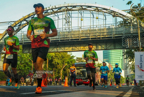 Peserta lari Bank Jateng Friendship Run melintasi Jalan Gubernur Suryo Surabaya, Jawa Timur, Minggu 23 Juli 2023. Bank Jateng Friendship Run gandeng sebanyak 1.000 pelari Surabaya untuk sosialisasi Borobudur Marathon 2023 Powered by Bank Jateng yang bakal dilaksanakan pada 19 November 2023 di Kabupaten Magelang, Jateng. (Moch Sahirol)