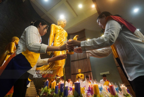 Petugas altar meletakan persembahan saat berlangsungnya prosesi perayaan Hari Raya Trisuci di Vihara Dhamma Jaya Surabaya, Jawa Timur, Minggu (4/6/2023).
Perayaan Hari Raya Trisuci di tahun ini mengusung tema Perkokoh Moral Untuk Membangun Kedamaian Bangsa.

