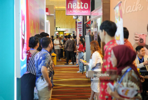 Pengunjung menghadiri Info Franchise and Business Concept (IFBC) 2023 yang digelar di The Square Ballroom Gedung ICBC Surabaya, Jawa Timur, Jumat, 8 September 2023. Asosiasi Franchise Indonesia (AFI) dan Neo Expo Promosindo (Neo Expo) menggelar rangkaian pameran sekala nasional Info Franchise and Business Concept (IFBC) 2023, yang mengusung tema Beyond Entrepreneurship dan dimeriahkan 80 merek franchise, peluang usaha, UMKM, dan business support baik nasional maupun internasional yang digelar 8 hingga 10 September 2023. (Julian Romadhon/Harian Disway)