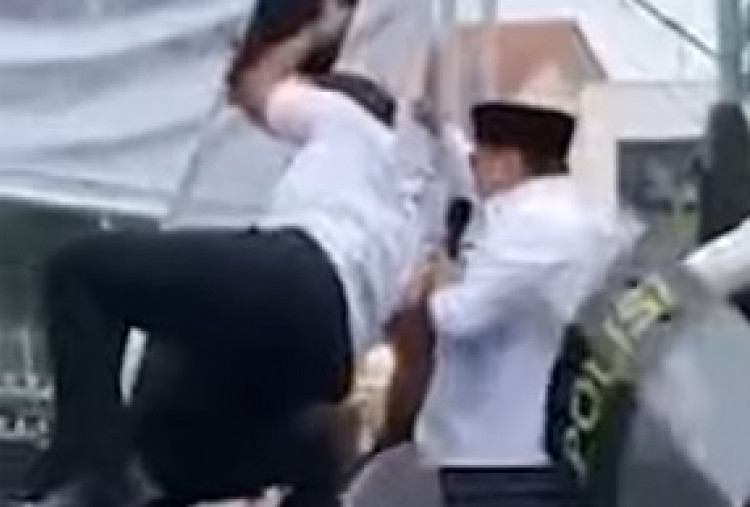 Demo Ricuh! Momen Bupati Pati Dilempari Sandal saat Temui Warganya untuk Minta Maaf