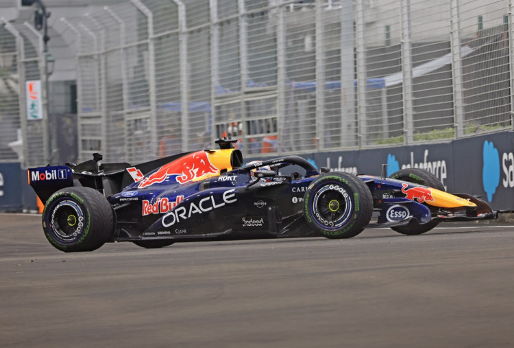 Sprint Race Grand Prix Singapura, Sabtu (10 Oktober), Hujan lebat mengguyur Singapura hanya sekitar sepuluh menit sebelum Sprint. Memaksa F1 menunda start hingga 30 menit. Ketika lomba berjalan, khas lomba basah, banyak insiden terjadi mengakibatkan yellow flag dan safety car. Foto: Dewo Pratomo (Dhewayono) / Disway