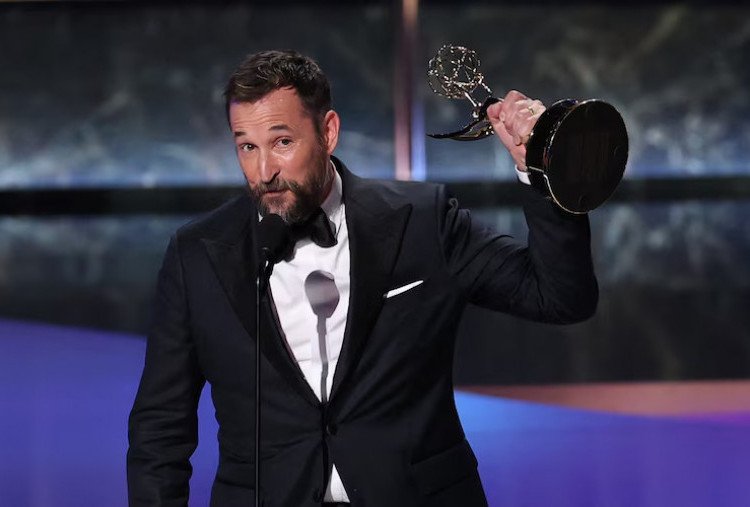 Noah Wyle Raih Emmy Awards 2025 Lewat The Pitt, Persembahkan untuk Tenaga Medis