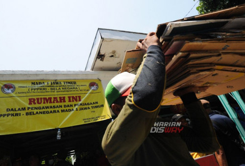 Petugas angkut eksekusi melakukan proses pengosongan bangunan di jalan Gading Pantai II/12 Surabaya, Jawa Timur, Rabu, 11 Oktober 2023. Eksekusi satu unit bagunan rumah yang dilakukan oleh Pengadilan Negeri Kota Surabaya tersebut sempat berlangsung ricuh karena mendapatkan perlawanan dari sekelompok orang sehingga polisi melakukan tindakan penghalauan. (Julian Romadhon/Harian Disway)