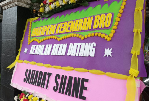 Karangan Bunga Penuhi PN Jakarta Selatan Jelang Sidang Mario Dandy dan Shane Lukas
